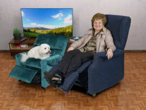 ANZIANA SIGNORA SU POLTRONA RELAX CON CANE SU MINI POLTRONA A FIANCO