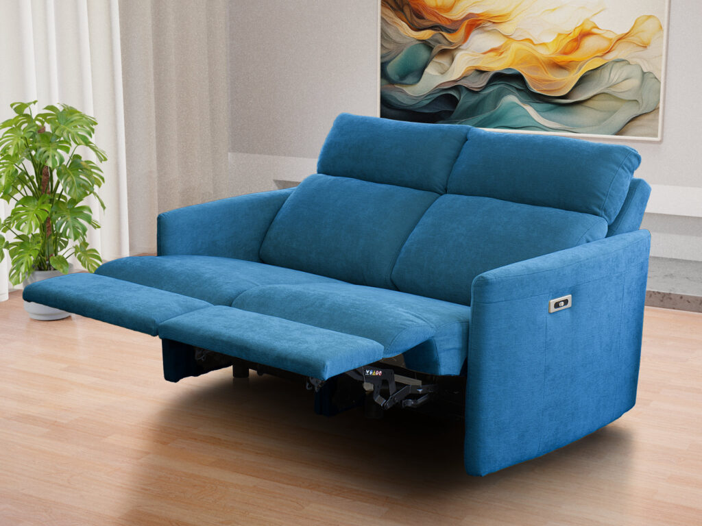 Divano relax due posti con pediere completamente sollevate