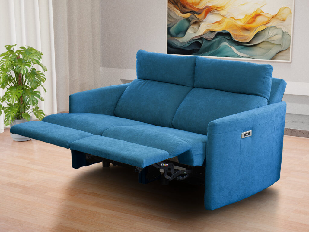 Divano relax due posti con pediere sollevate e cuscini appoggiatesta sollevati