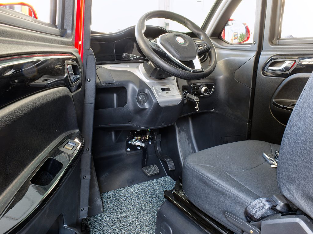 INTERNO SCOOTER ELETTRICO CABINATO PER ANZIANI E DISABILI