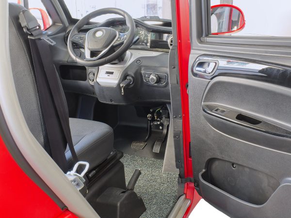 POSTAZIONE DI GUIDA E STRUMENTAZIONE SCOOTER CABINATO ELETTRICO PER ANZIANI E DISABILI