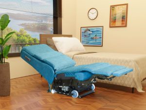 Poltrona disabli anziani 7 motori elevabile senza fianchi e appoggiatesta staccabili affiancata al letto