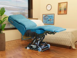 Poltrona disabli anziani 7 motori elevata 35 cm senza fianchi e appoggiatesta staccabili affiancata al letto