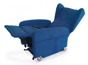 poltrona con ruote elevabile per disabili gilda con rivestimento blu