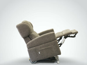 poltrona relax robotica automatica basculante in posizione tv sollevata anteriormente