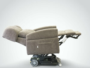poltrona relax robotica disabili in posizione zero gravity elevata in verticale automaticamente