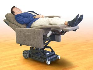 sollevamento verticale automatico con persona poltrona relax robotica disabili in posizione zero gravity