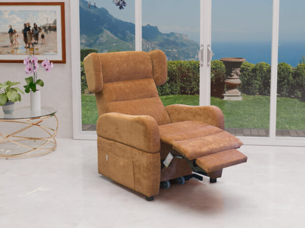 Grande poltrona relax XL 150 kg reclinata in posizione lettura e visione tv comoda