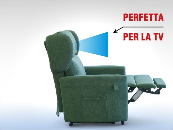 Poltrona con poggiapiedi per anziani in posizione televisione vista di lato