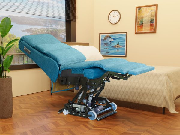 Poltrona disabli anziani 7 motori elevata 35 cm senza fianchi e appoggiatesta staccabili affiancata al letto