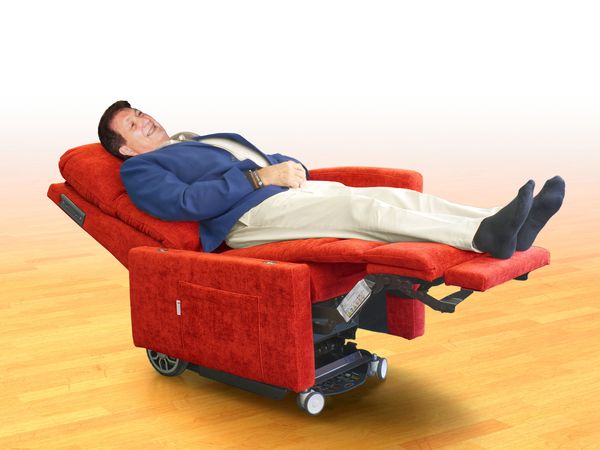 poltrona relax robotica disabili e anziani posizione automatica zero gravity con persona